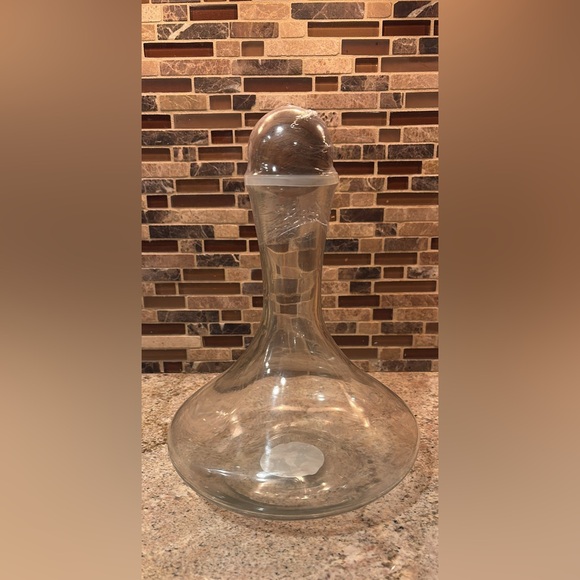 Decanter 🥃 - Picture 1 of 2